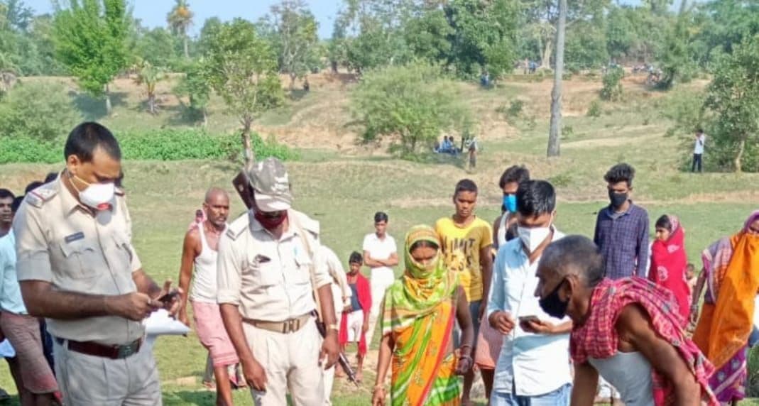 बांका: जामुन के पेड़ से लटके मिले प्रेमी युगल के शव, गांव में हड़कंप