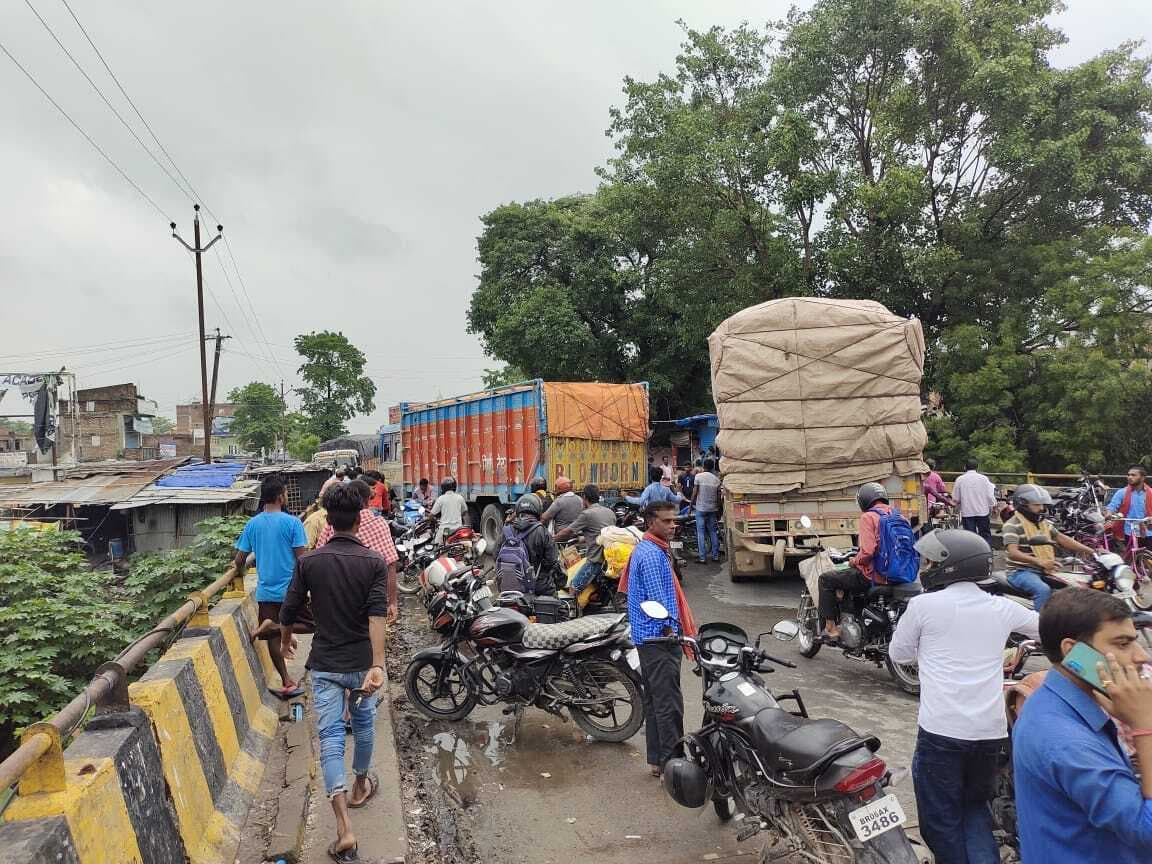 औरैैया के पुरवा रावत और पटना गांव के बीच बुलेरो और ट्रैक्टर में भिड़ंत, तीन लोगों की मौके पर हुई मौत