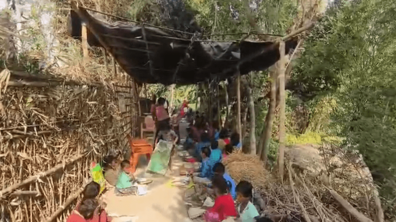 बिहार: दरभंगा के इस स्कूल में पॉलीथिन डालकर पढ़ते हैं बच्चे, सड़क के किनारे होती है पढ़ाई, जानिए वजह