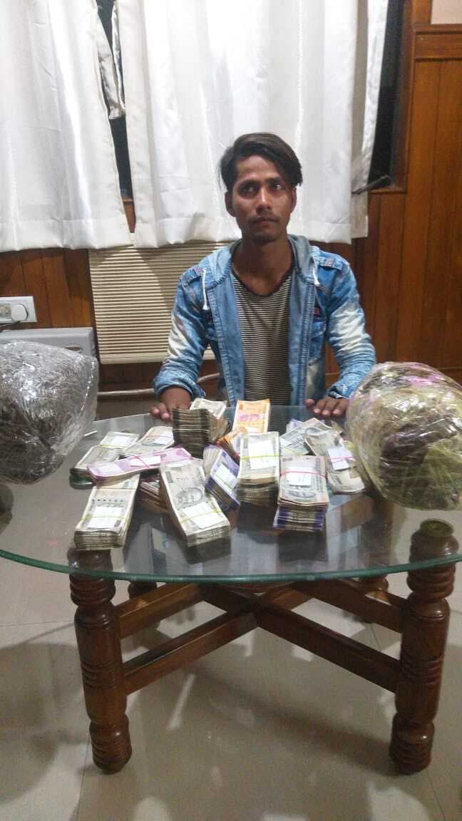 NCB की टीम ने गांजे और आठ लाख रुपये के साथ एक तस्कर को किया गिरफ्तार