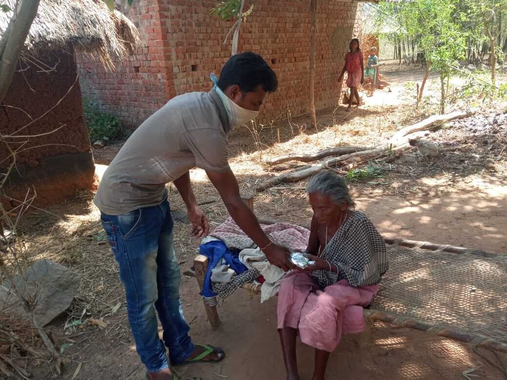 Coronavirus Outbreak: लॉकडाउन में जरूरतमंदों की सेवा में लगे हैं झारखंड भाजपा के कार्यकर्ता