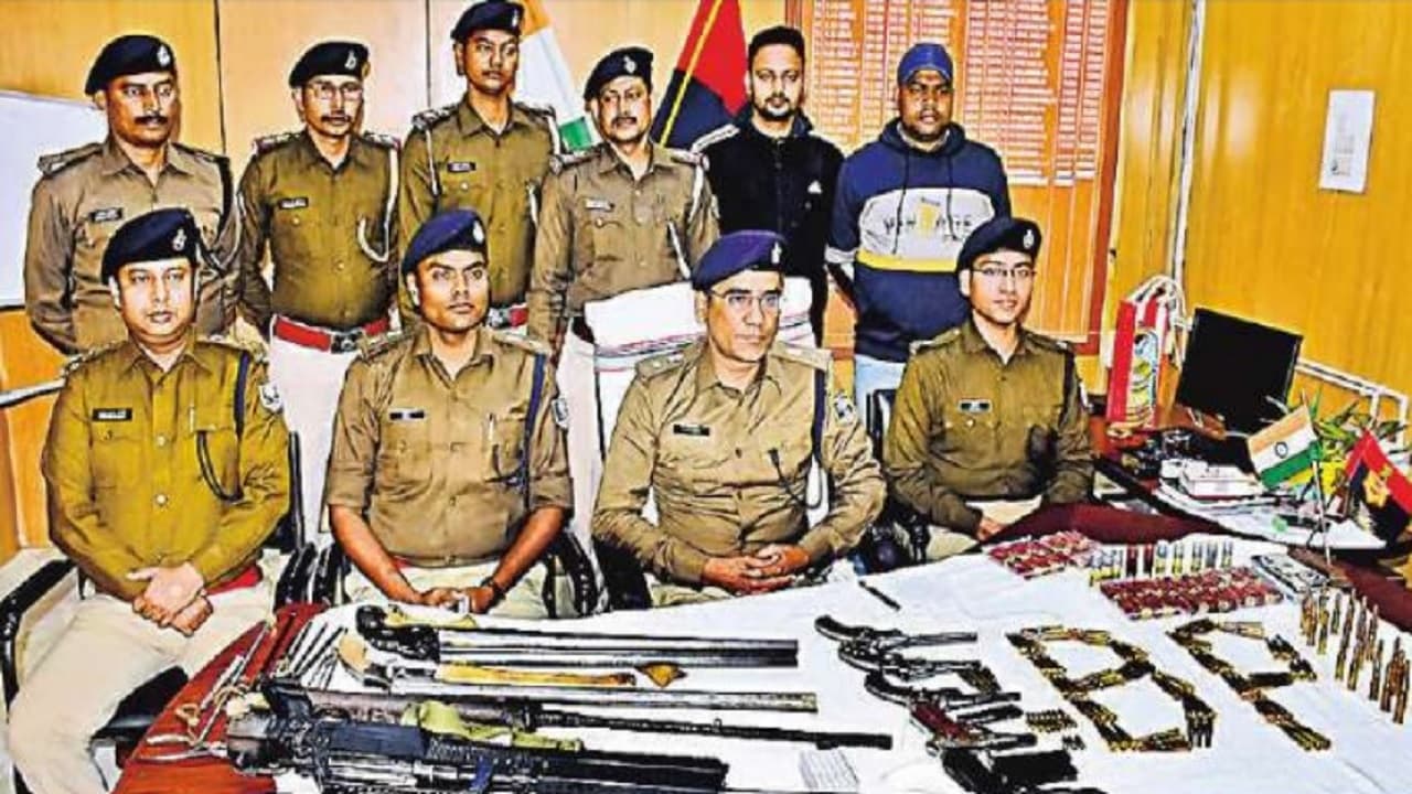 बिहार के भागलपुर में घर से निकल रहा हथियारों का जखीरा, ताबड़तोड़ छापेमारी में अबतक 10 तस्कर हुए गिरफ्तार