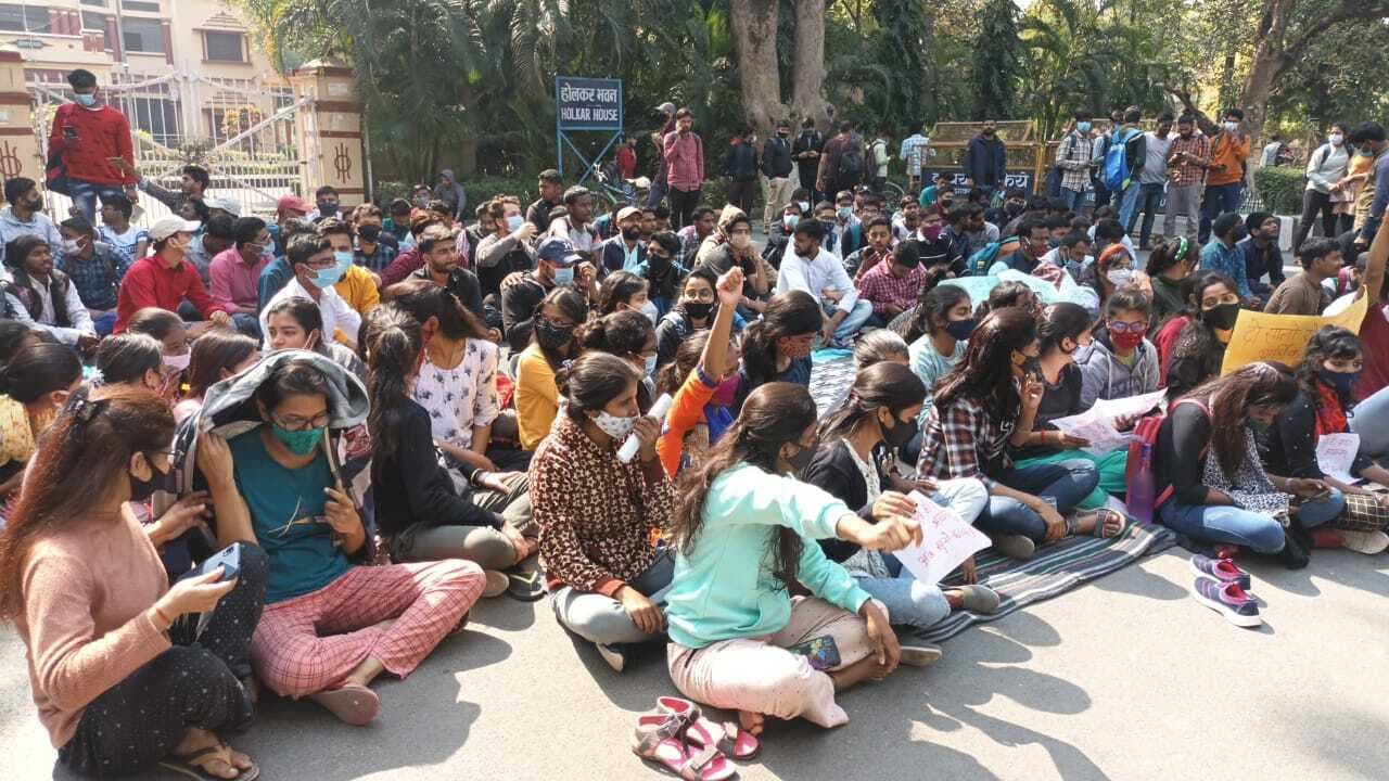 Varanasi News: BHU के छात्रों ने ऑफलाइन क्लासेज का विरोध किया तेज, सड़क को जाम कर धरने पर बैठे