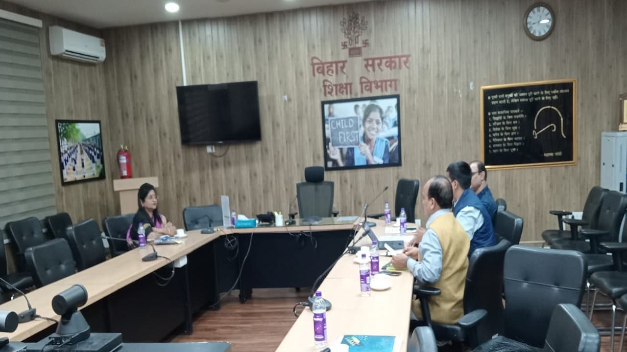 KK Pathak के अधिकारी ने पूछा- 'बैठक में क्यों नहीं आए VC?' रजिस्ट्रार ने फोन पर मंत्री के नाम को बना लिया ढाल..