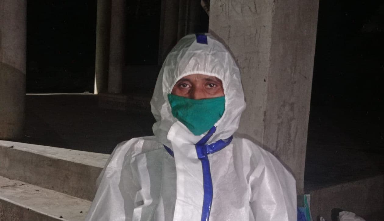 कोरोना से हुई पति की मौत, रिश्तेदारों ने नहीं किया दाह संस्कार तो पत्नी ने दी मुखाग्नि, देखें Video