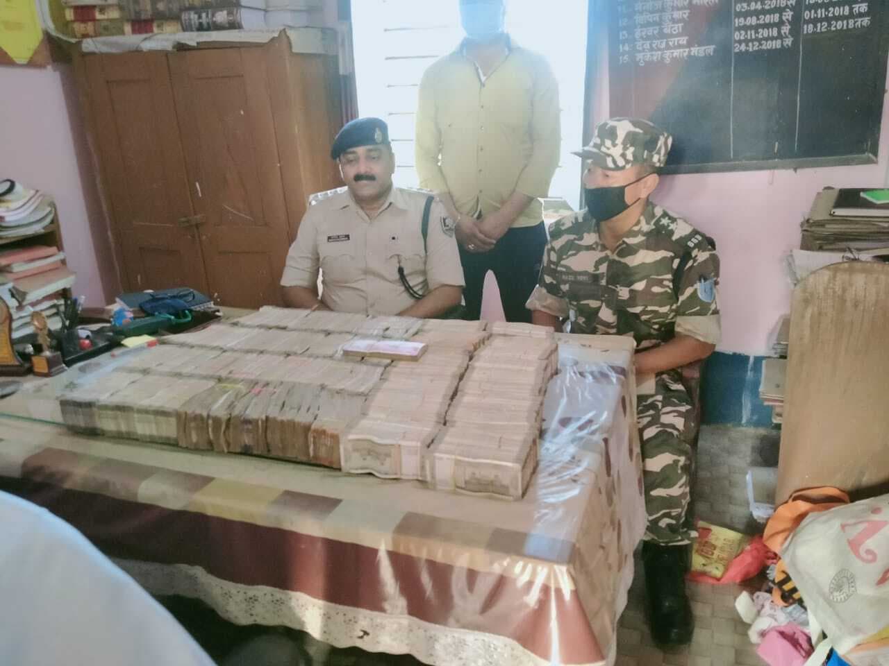 Bihar Election 2020: चुनाव से पहले चेकिंग के दौरान दरभंगा में करीब 1 करोड़ रुपये बरामद, एक गिरफ्तार, जांच में जुटी पुलिस