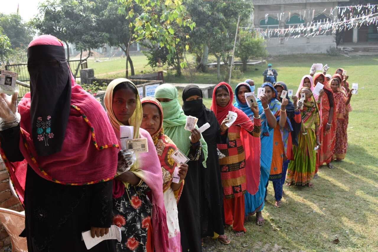 Bihar Election 2020: लोकतंत्र के आँगन में मतदाताओं ने कारोना को दी मात, लोगों ने जमकर की वोटों की बरसात