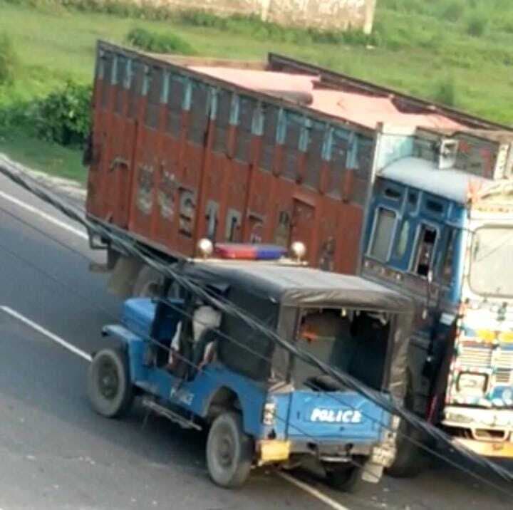 जिप्सी में बैठकर Lockdown के दौरान ट्रक चालकों से अवैध वसूली कर रही थी पुलिस, Video Viral होने पर SP ने दारोगा को किया सस्पेंड