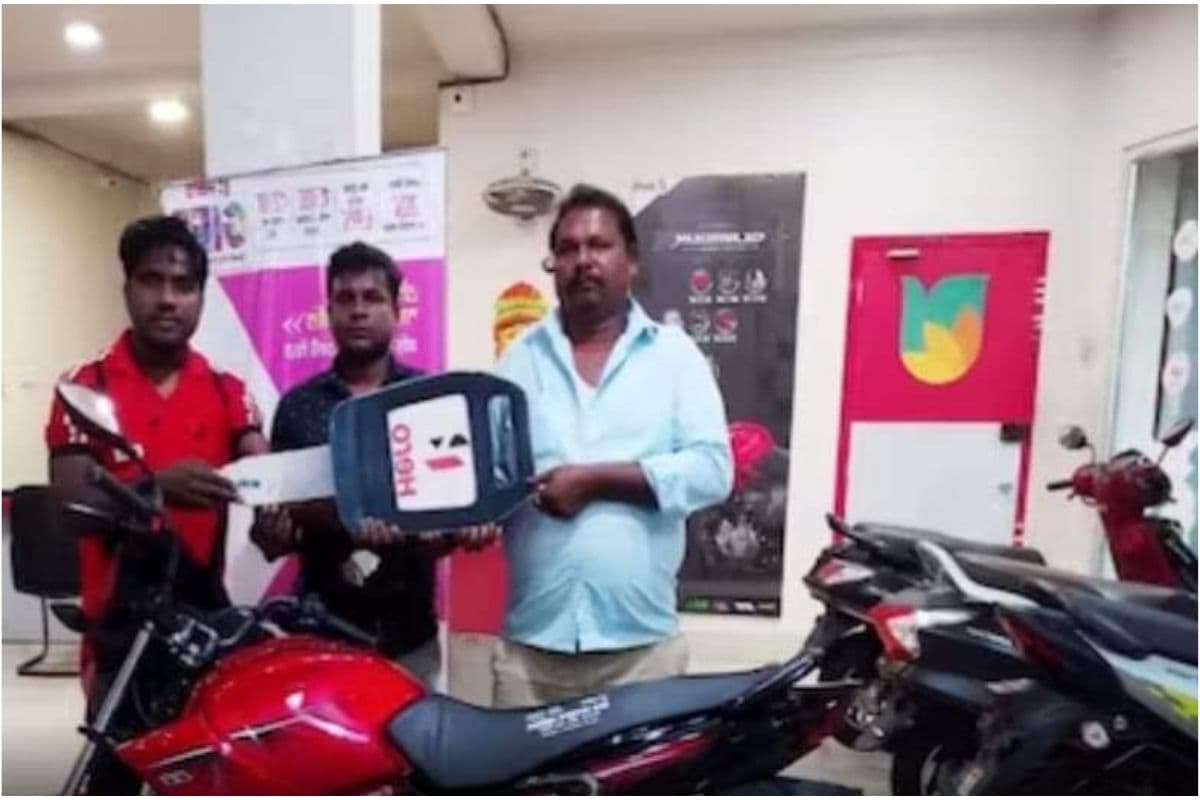 WB News : बीरभूम में 10 रुपये के सिक्कों से लाखों की बाइक खरीदी ,शो रूम वाले हुए परेशान