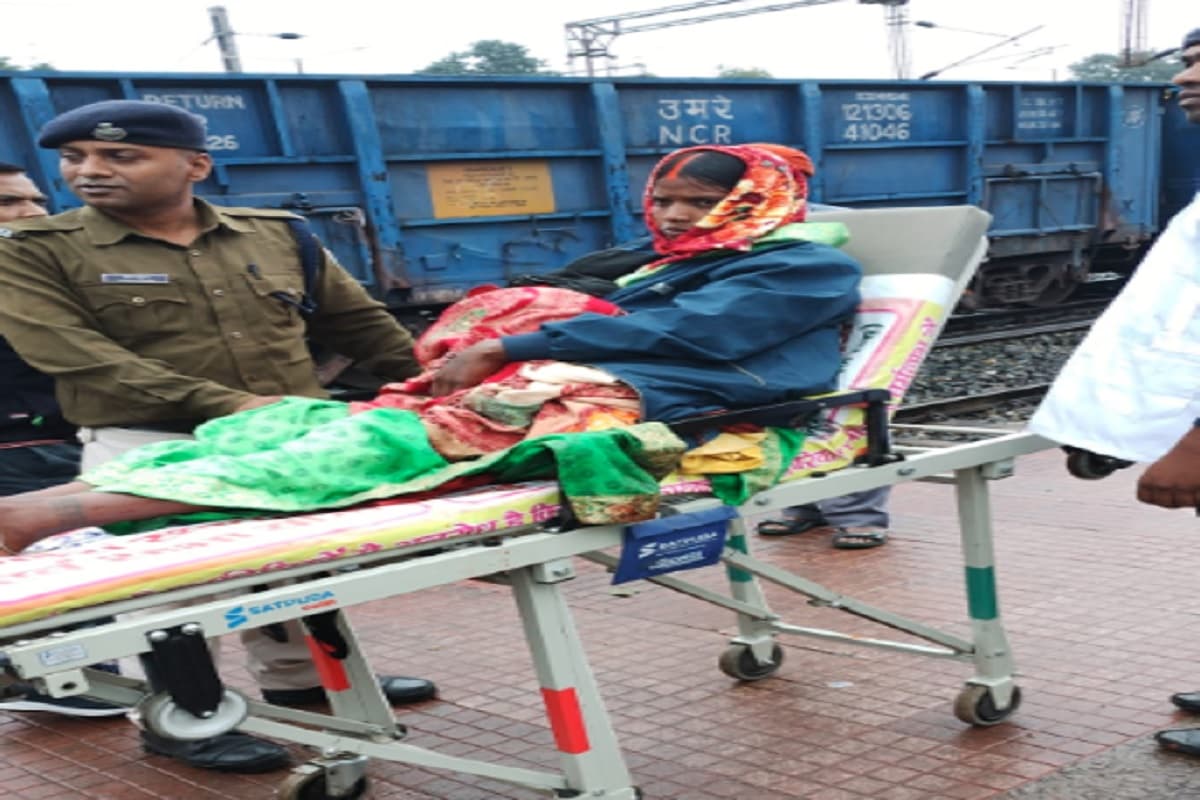 लातेहार में ट्रेन से यात्रा कर रही महिला का स्टेशन में हुआ प्रसव, जच्चा-बच्चा स्वस्थ