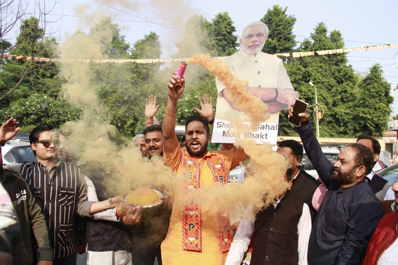 MP, राजस्थान और छत्तीसगढ़ में प्रचंड जीत की ओर BJP, पार्टी ऑफिस में जश्न, कांग्रेस कार्यालय में पसरा सन्नाटा