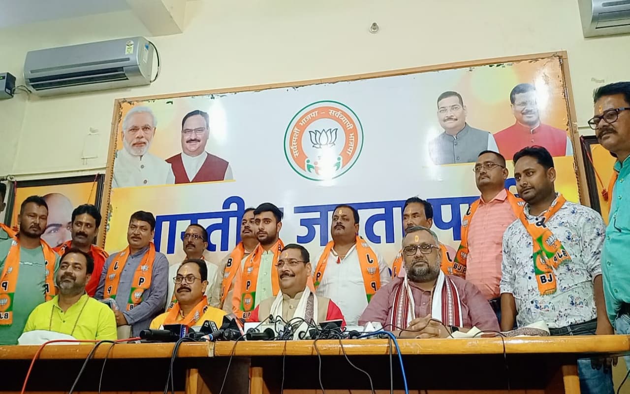 कांग्रेस के निरंजन सिन्हा समेत 250 कार्यकर्ताओं ने थामा BJP का दामन, कहा- झारखंड में कमल खिलना तय