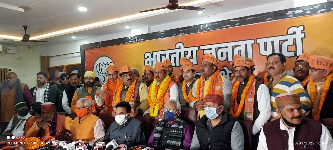 बनारस में भाजपा का विपक्षी पार्टियों पर सर्जिकल स्ट्राइक, कांग्रेस और सपा के कई नेता पार्टी में शामिल