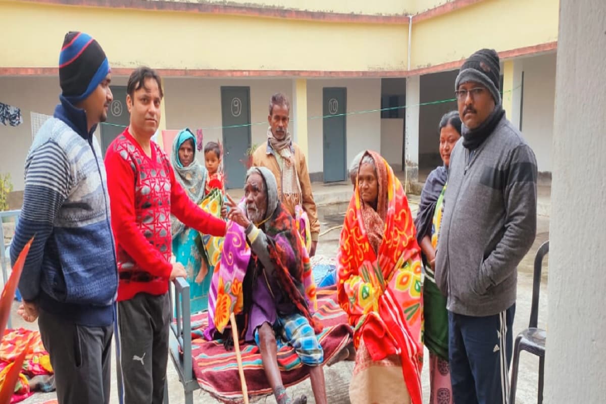 लोहरदगा में गरीबों को कंबल बांट कर राहत पहुंचा रहे हैं मारवाड़ी मंच के युवा