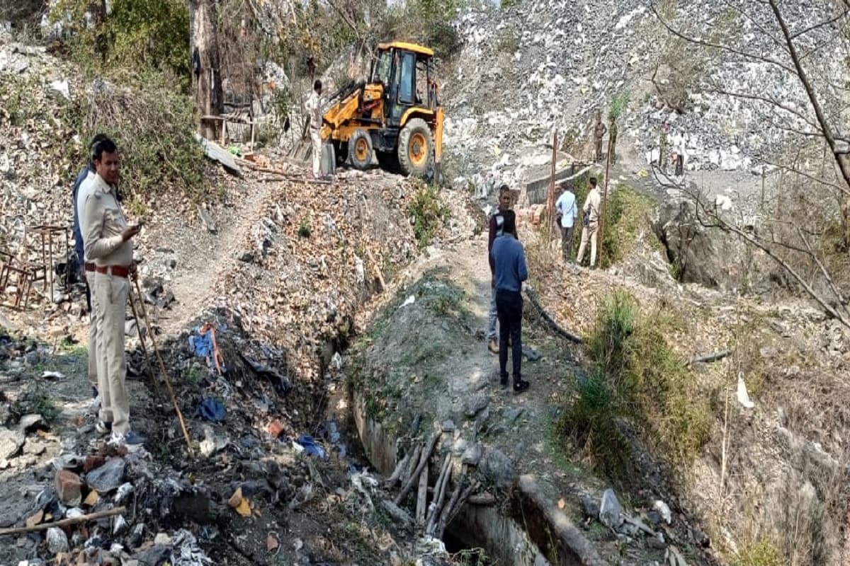 कोडरमा : ब्लू स्टोन के खदानों पर एक बार फिर चला प्रशासन का बुलडोजर