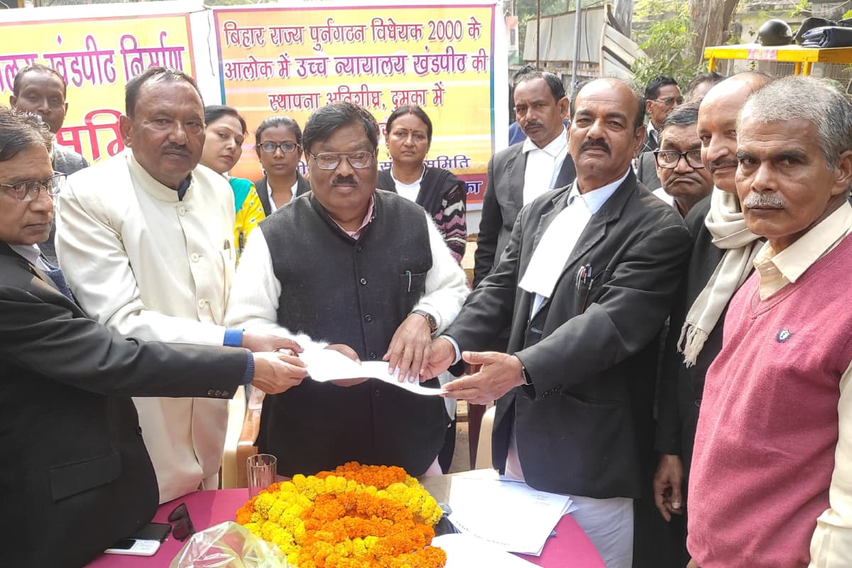 दुमका में हाईकोर्ट की बेंच की मांग को लेकर धरने पर बैठे अधिवक्ता