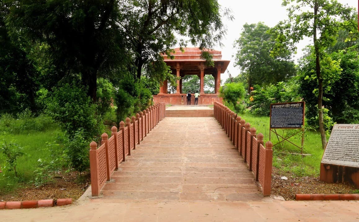 ब्रज में भगवान श्री कृष्ण के भक्त रसखान और ताज बीबी की समाधि का जीर्णोद्धार, गुमनाम स्थल हो रहे जीवंत