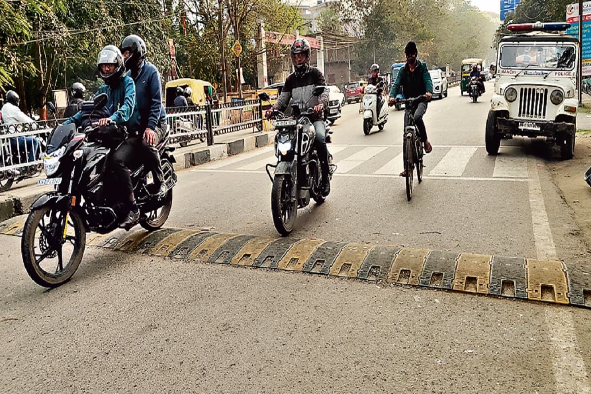 रांची के बरियातू रोड का हाल: चार किमी में 21 स्पीड ब्रेकर, इन लोगों को होती है सबसे अधिक परेशानी