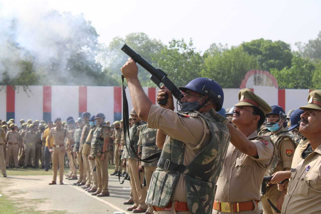 बरेली पुलिस ने बलवाइयों पर किया लाठीचार्ज-छोड़े आंसू गैस के गोले, मॉक ड्रिल में किया बलवा परेड का प्रदर्शन