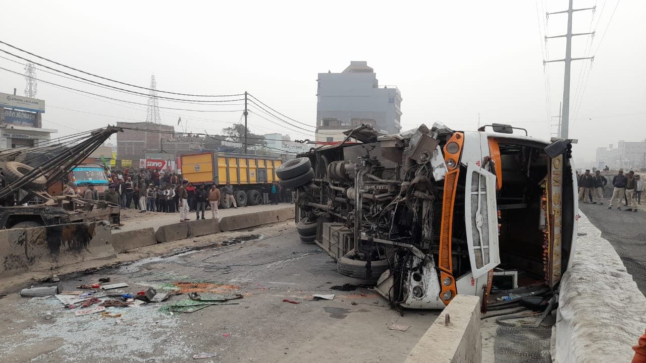 बिहार: पटना से मुजफ्फरपुर जा रही बस पलटी, चालक व खलासी जख्मी, कई लोग बस में थे सवार