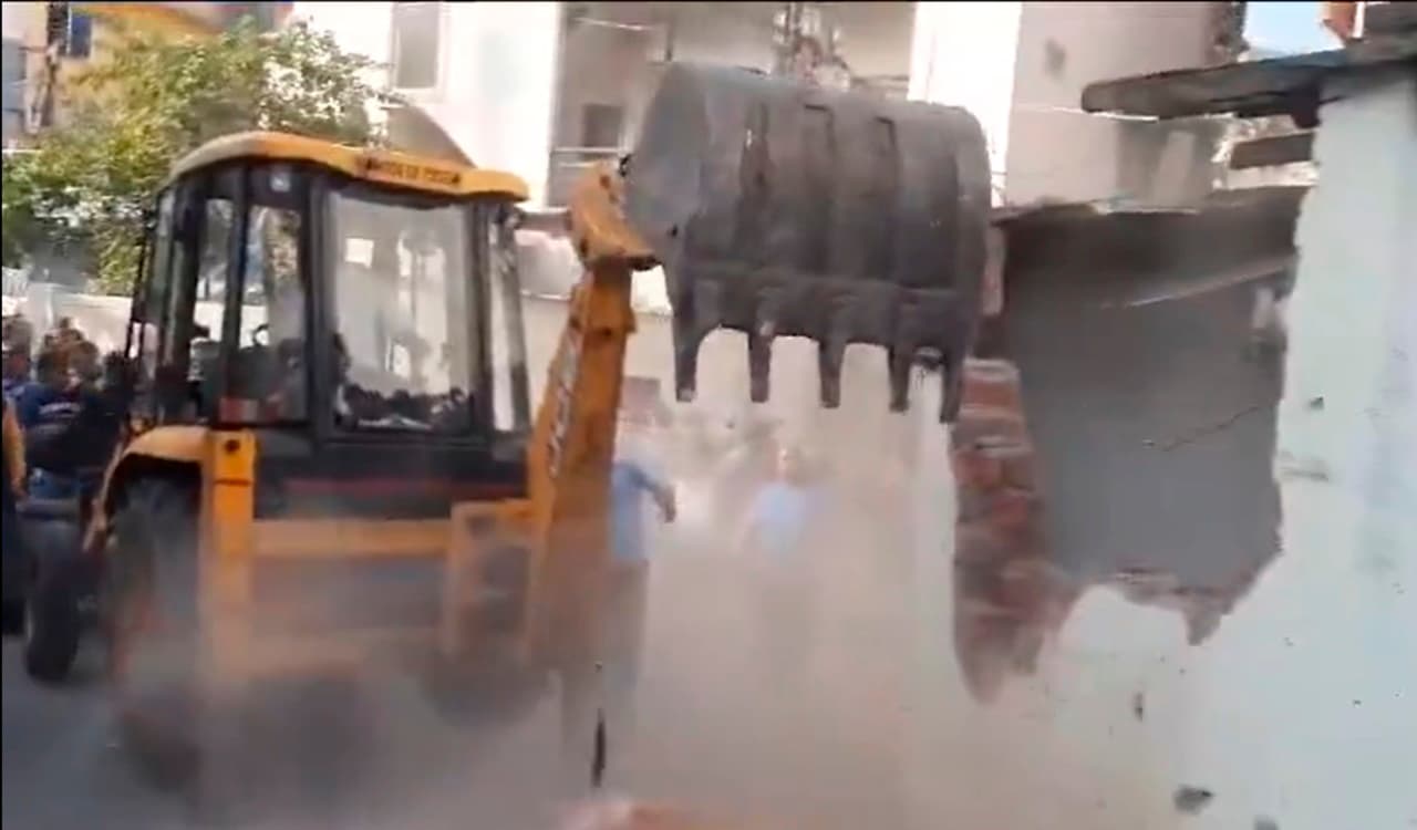 Patna News : दानापुर में चला बुलडोजर, सड़क किनारे से हटायी गयीं झोपड़ियां-गुमटियां