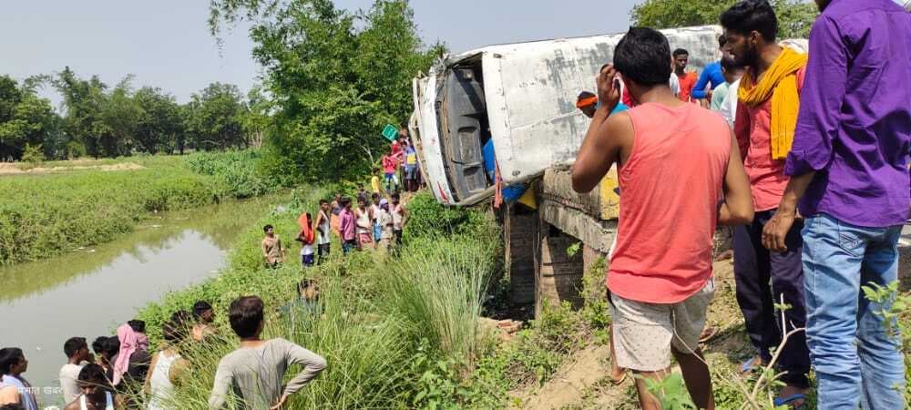 Bihar News: जब दुर्घटना के बाद पुल पर लटक गई यात्रियों से भरी बस, देखें तस्वीर