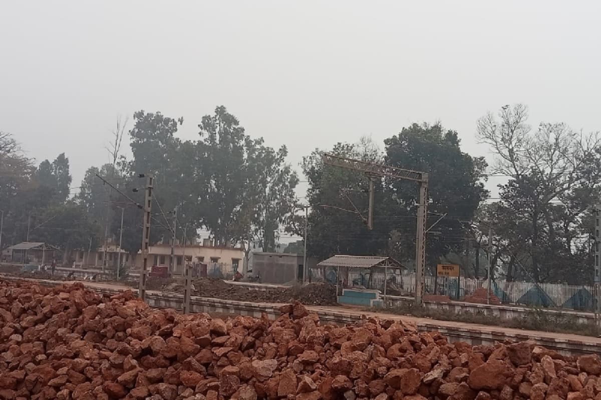 गढ़वा : ट्रेनों का ठहराव नहीं होने से परेशान हैं मेराल ग्राम स्टेशन के यात्री