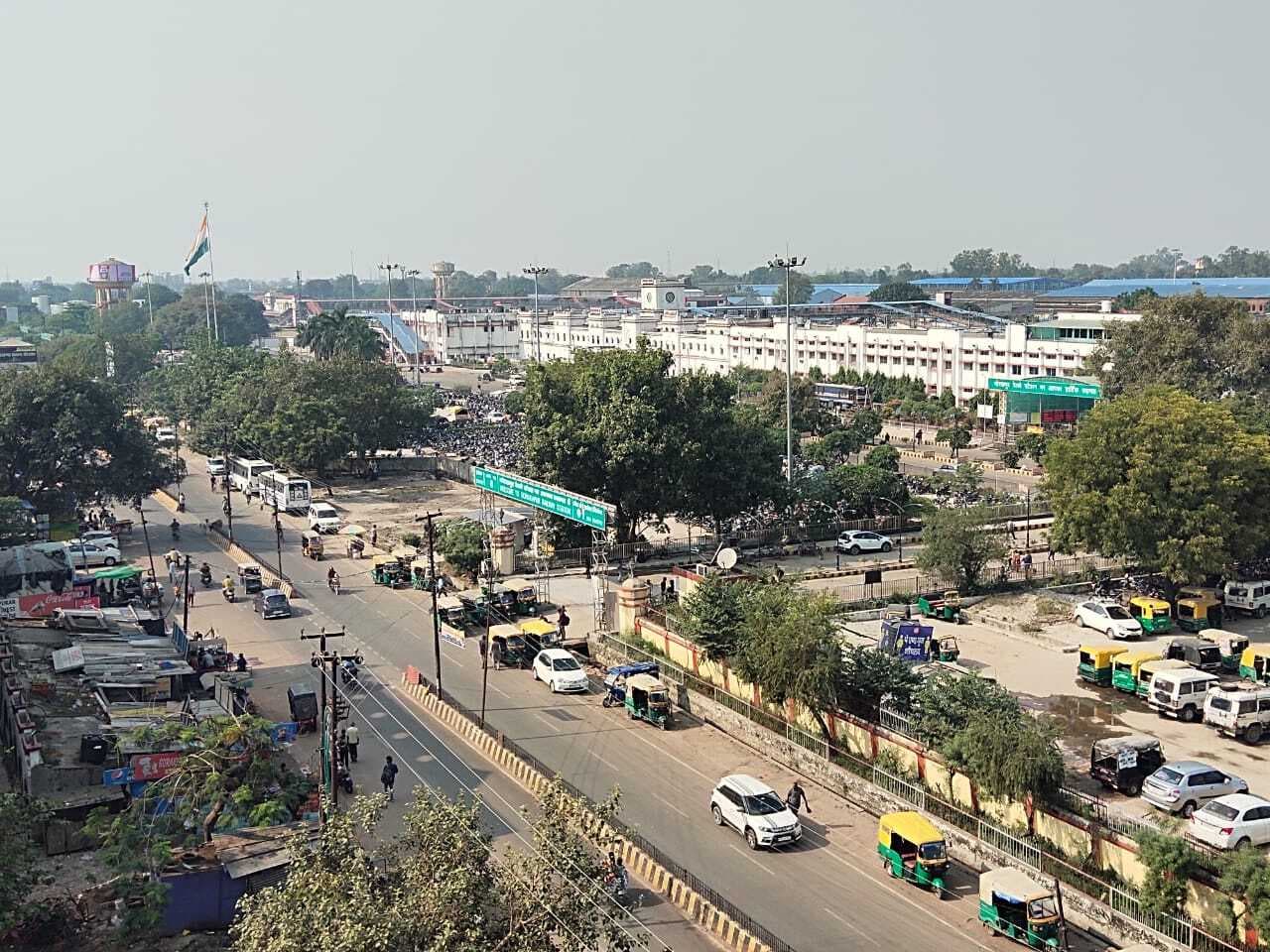 CM योगी जी, गोरखपुर की जनता सांसों की भीख मांग रही और आप लाइट मेट्रो चलाने की बात कर रहे