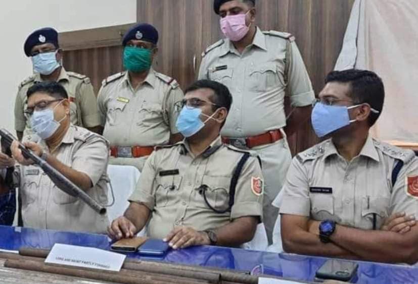 अवैध हथियार के कारखाने का खुलासा, हथियार और उपकरण जब्त, मुख्य आरोपी रमजान अली फरार