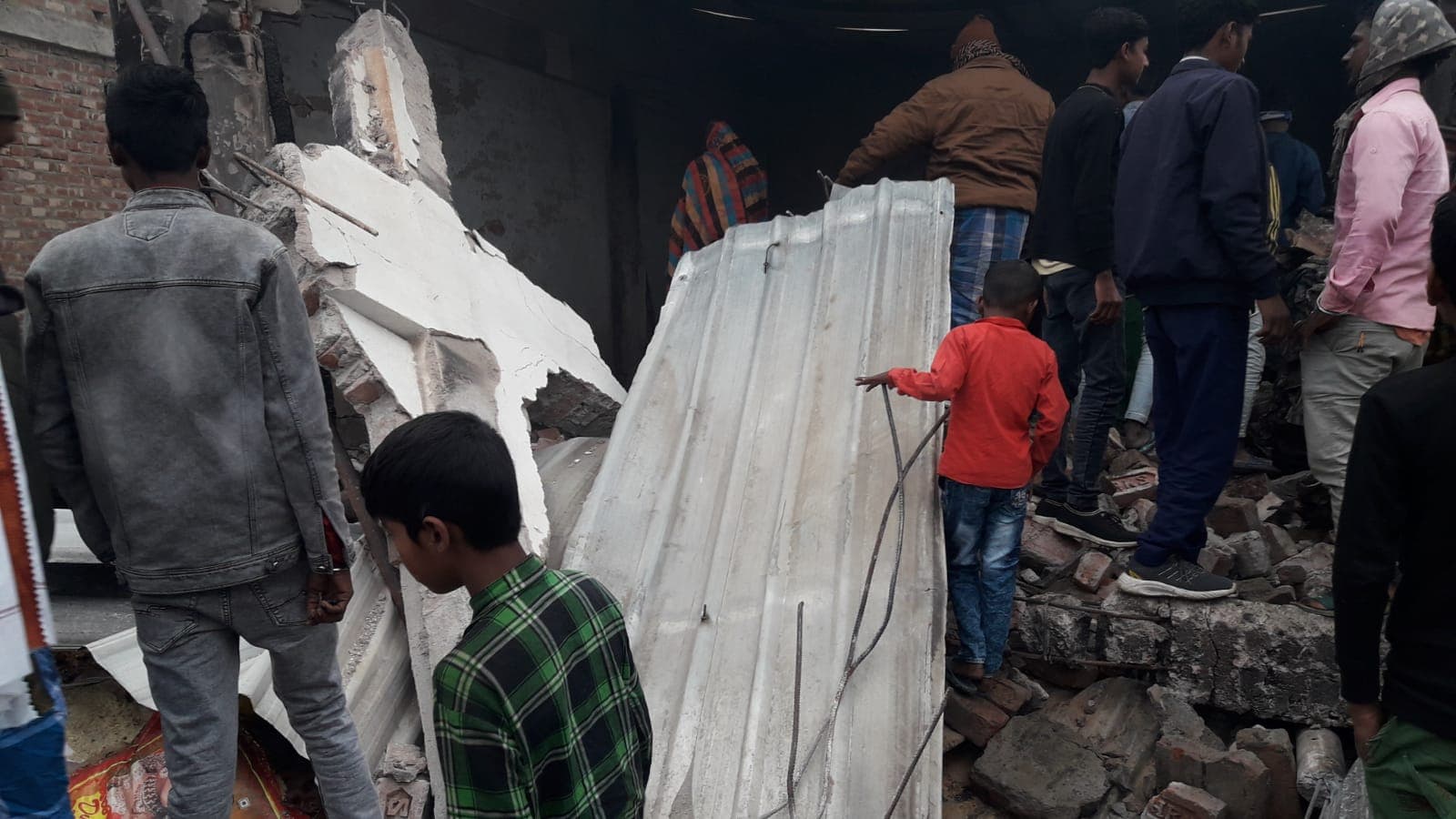 मधेपुरा में टक्कर के बाद ट्रक में लगी आग, ड्राइवर की जल कर हुई मौत, दर्जनों दुकानें क्षतिग्रस्त