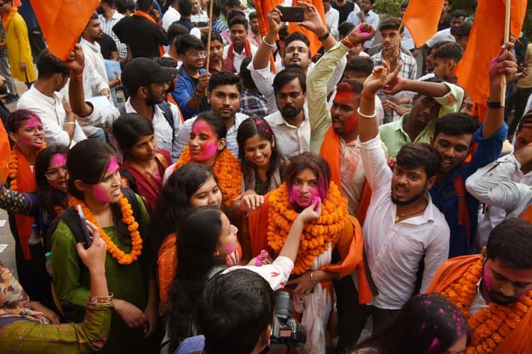 PU Election: आज है नामांकन की अंतिम तिथि, छात्रों को लुभाने के लिए गोलगप्पे से लेकर चाऊमीन तक का है ऑफर