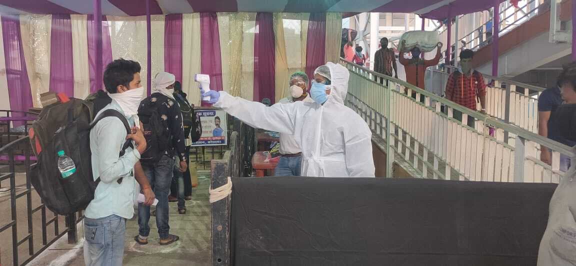 मुंबई से कोडरमा लौटे नाबालिग भाई-बहन निकले कोरोना पॉजिटिव, ट्रक पर सवार होकर सपरिवार लौटे थे गांव