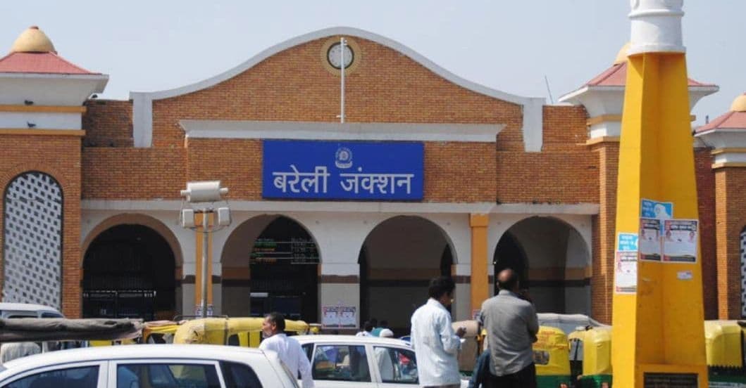 Bareilly News: बरेली में चला स्पेशल अभियान, हिरासत में आठ अवैध वेंडर, महंगे दामों में सामान बेचने का आरोप