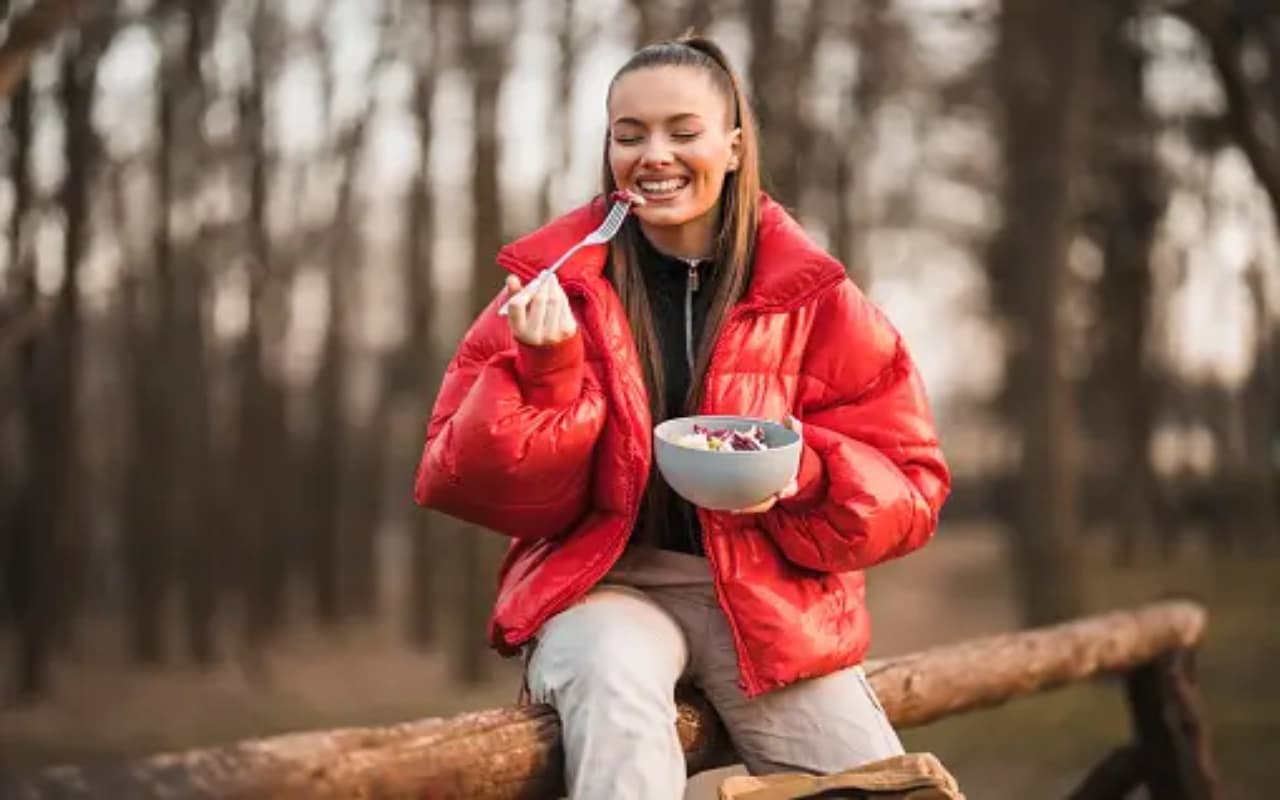 Winter Care : सर्दियों में खाएं ये गर्म तासीर वाली चीजें, कंपकंपाती ठंडी में भी आपकी बॉडी रहेगी अंदर से गर्म