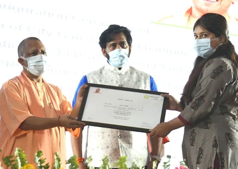 UP में गैस सिलेंडर ढोने से मुक्ति, गोरखपुर में CM योगी आदित्यनाथ ने किया PNG का उद्घाटन