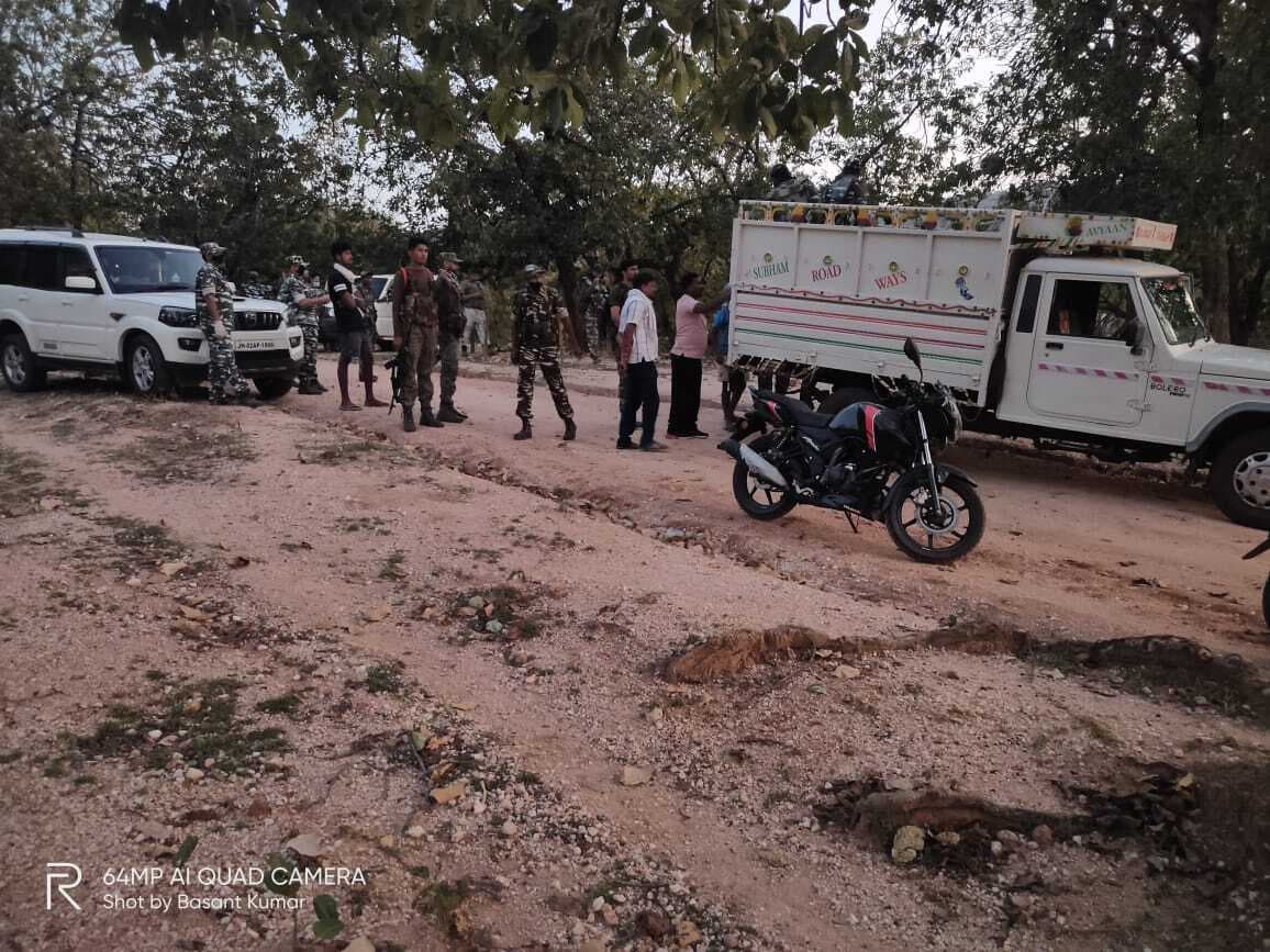 गुमला में मुठभेड़ में एक नक्सली मारा गया, हथियार बरामद, ग्रामीणों को सुरक्षा कवच बनाकर भागे कई नक्सली