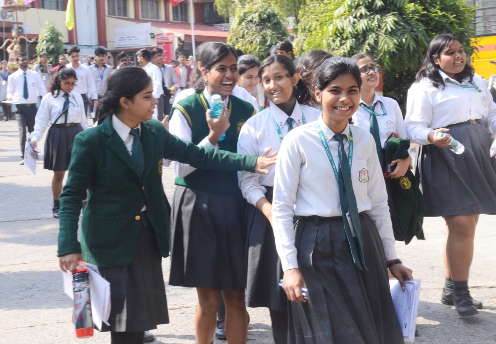 CBSE Board Exam 2024: धनबाद में मैट्रिक की परीक्षा देकर बाहर निकले स्टूडेंट्स के खिले चेहरे, देखें PHOTOS