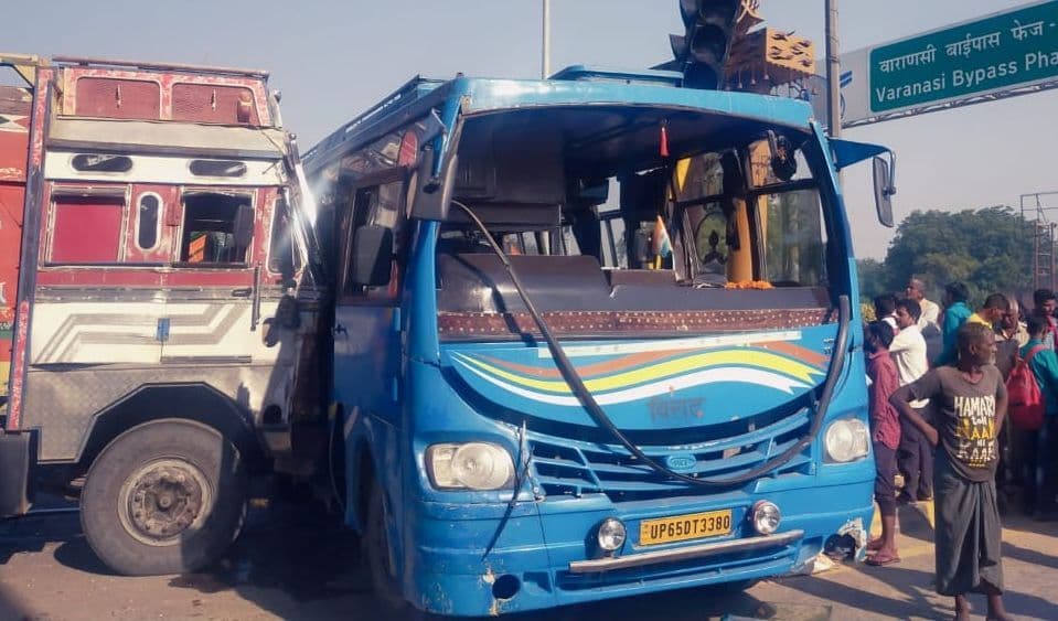 Varanasi News: काशी में तेज रफ्तार ट्रक ने बस को मारी टक्कर, 10 लोग घायल, तीन यात्रियों की हालत गंभीर
