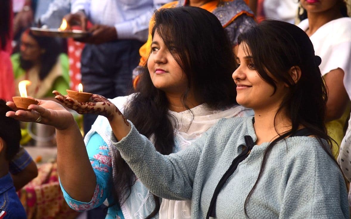 Chhath 2021: आस्था, समर्पण और सूर्य की उपासना, लखनऊ, कानपुर, संगम से लेकर गोरखपुर तक में दिखी छठ की छटा