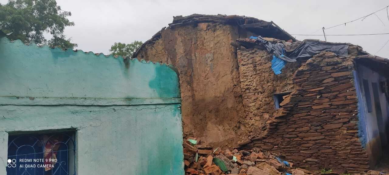 झारखंड में राशन डीलर के मकान की दीवार गिरने से 12 वर्षीय बच्चे की दबकर मौत, 5 अन्य घायल