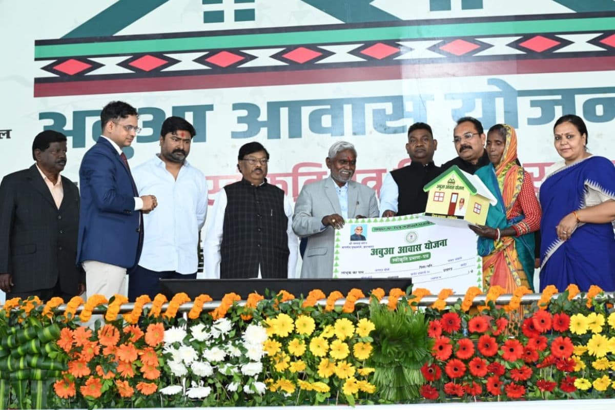 झारखंड: सीएम चंपाई सोरेन ने Abua Awas के 24 हजार से अधिक लाभुकों को सौंपा स्वीकृति पत्र, हेमंत सोरेन को लेकर कही ये बात