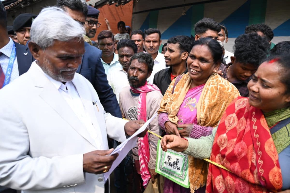 झारखंड: सीएम चंपाई सोरेन पैतृक गांव जिलिंगगोड़ा में बोले, आपकी समस्याओं का त्वरित समाधान हमारी प्राथमिकता