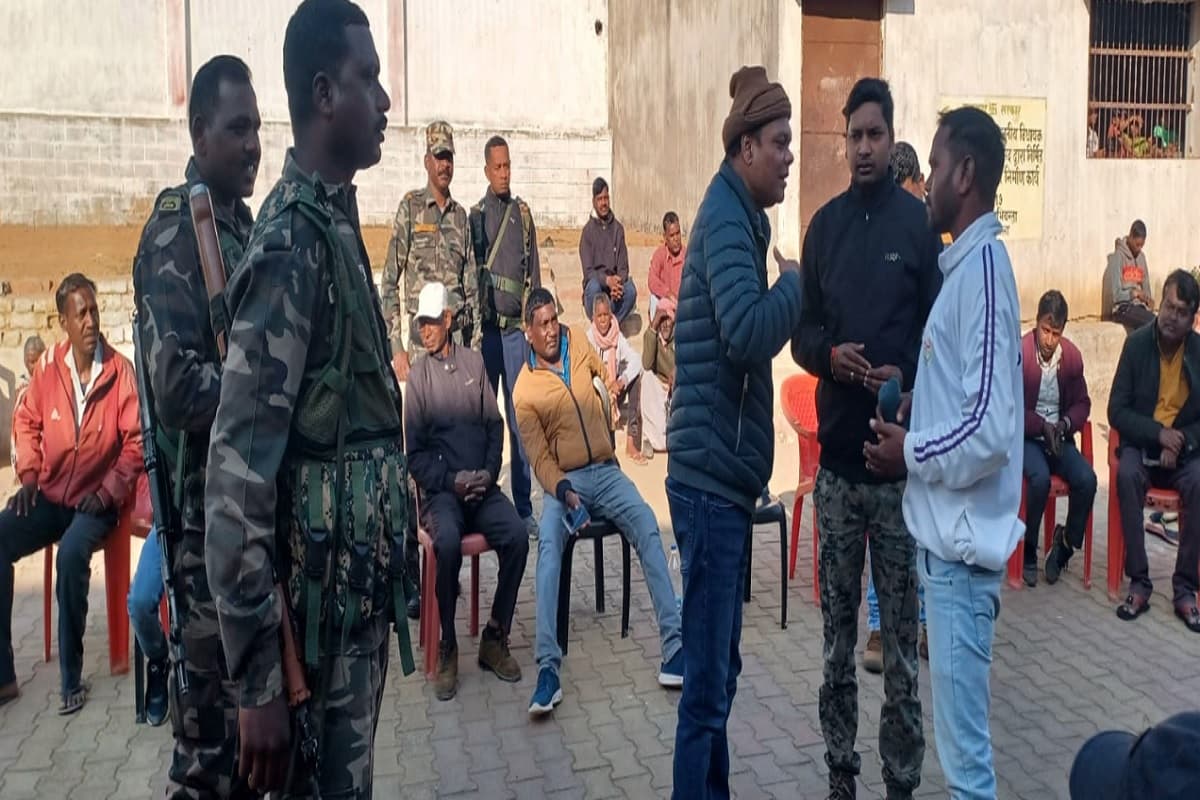 गुमला : विद्यालय प्रबंधन समिति से नोक-झोंक के बाद बिना बैठक किये वापस लौटे विधायक चमरा लिंडा