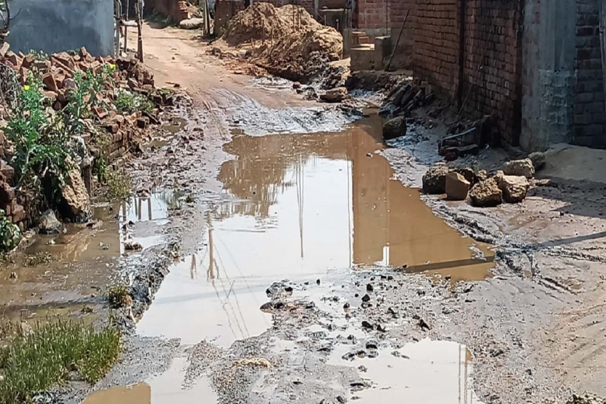 चतरा: सड़क में जलजमाव से लोग परेशान, चलना हुआ दुभर