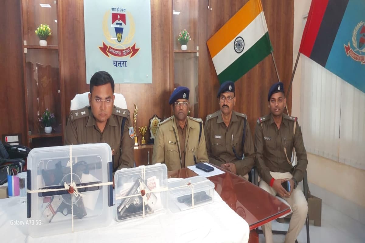 झारखंड: टीएसपीसी का एरिया कमांडर समेत दो नक्सली अरेस्ट, अमेरिकन पिस्टल व देसी हथियार बरामद