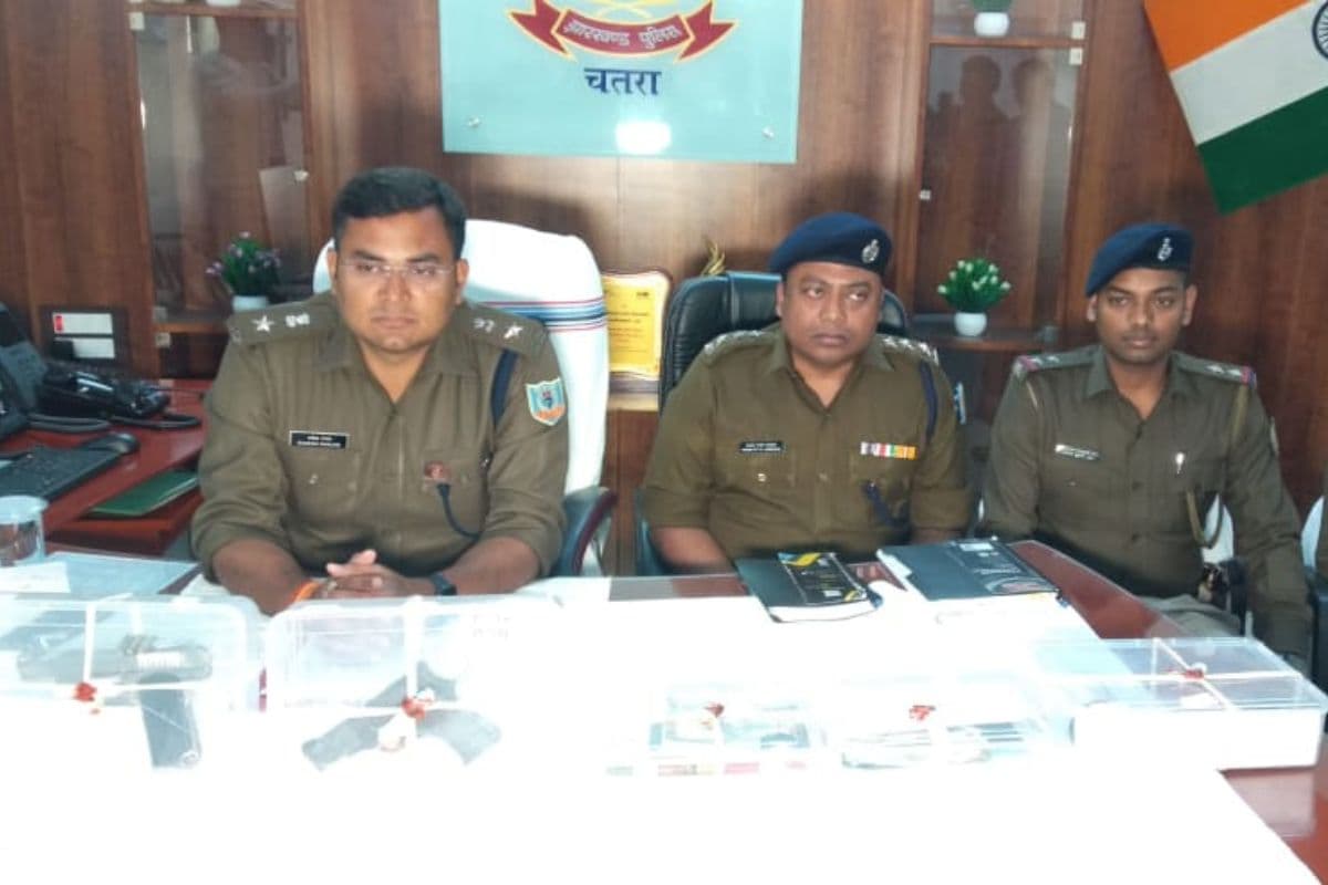 झारखंड: चतरा से TSPC के सबजोनल कमांडर अभिषेक समेत तीन अरेस्ट, लेवी नहीं देने पर जान मारने की दे रहे थे धमकी
