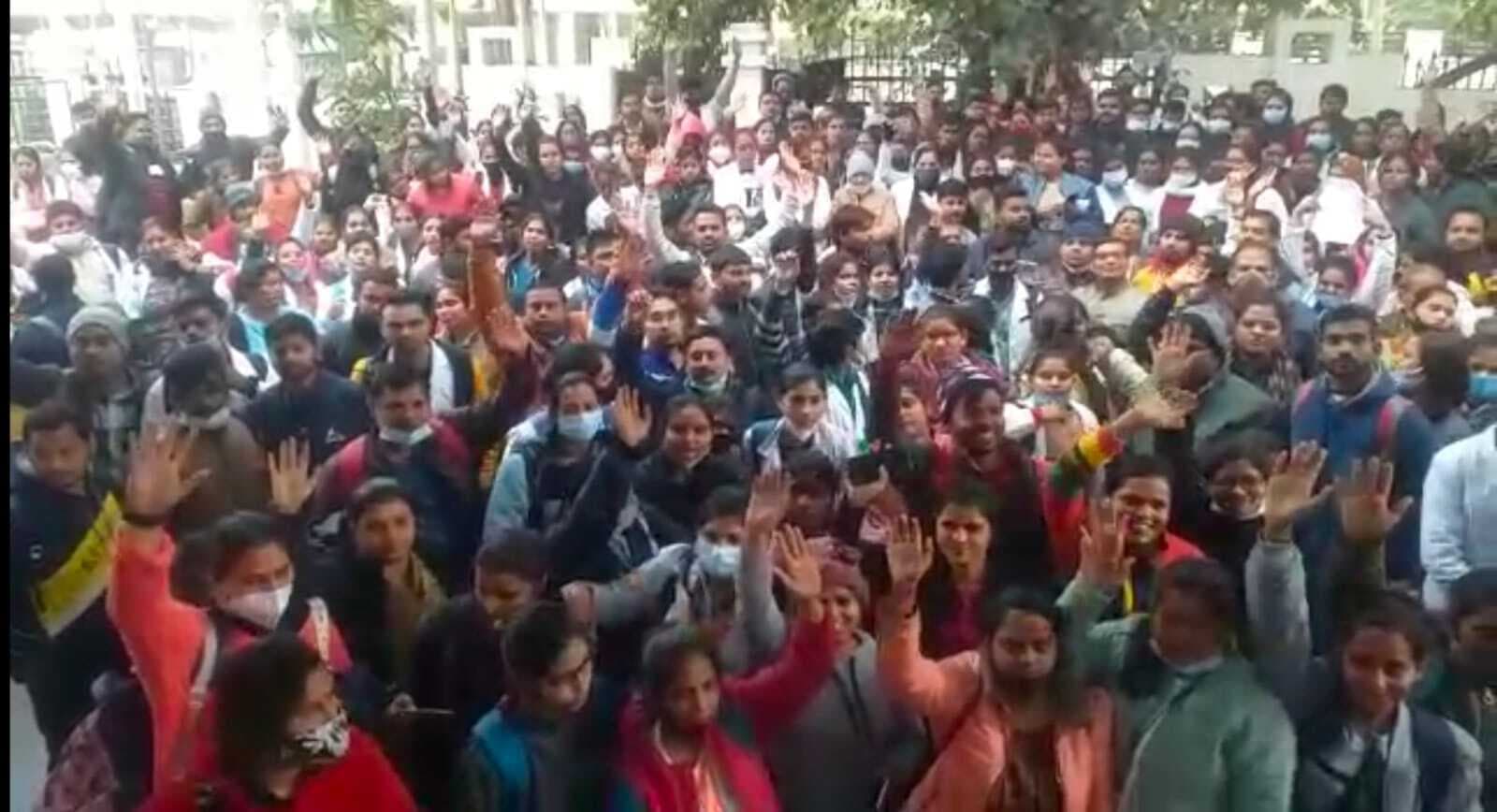 NHM UP: कम्युनिटी हेल्थ ऑफिसर ने किया एनएचएम का घेराव, गृह जिले में प्रशिक्षण की मांग