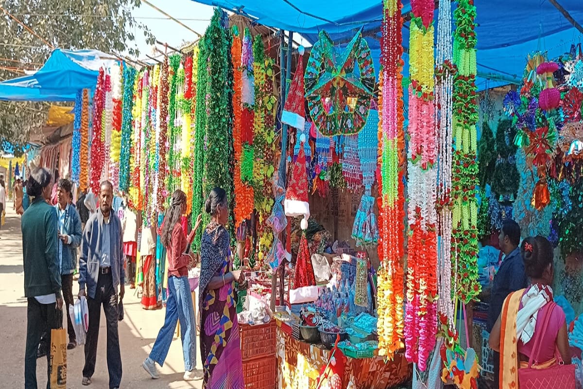 सिमडेगा में क्रिसमस को लेकर सजा बाजार, खरीदारी शुरू