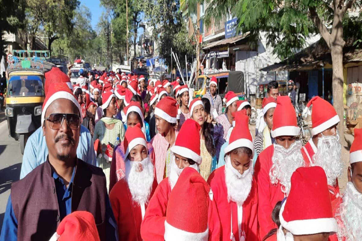 सिमडेगा में निकाली गयी क्रिसमस शोभा यात्रा, प्रभु यीशु के गानों पर झूमते दिखे मसीही विश्वासी