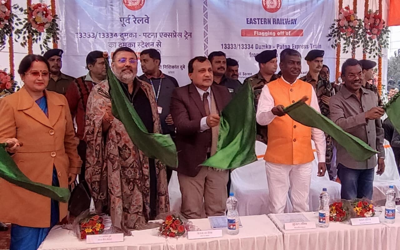सांसद सुनील सोरेन व डॉ निशिकांत दुबे तथा विधायक बसंत सोरेन ने दिखायी दुमका-पटना एक्सप्रेस को हरी झंडी